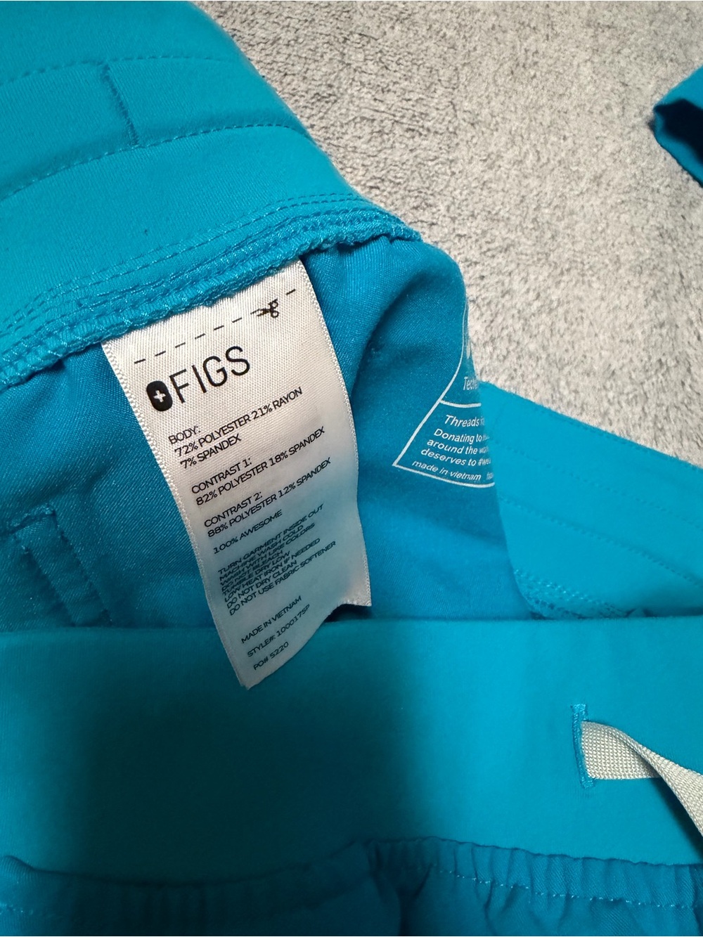 Figs Technical Collection V-Neck Scrub set in Teal size large - Picture 8 of 9